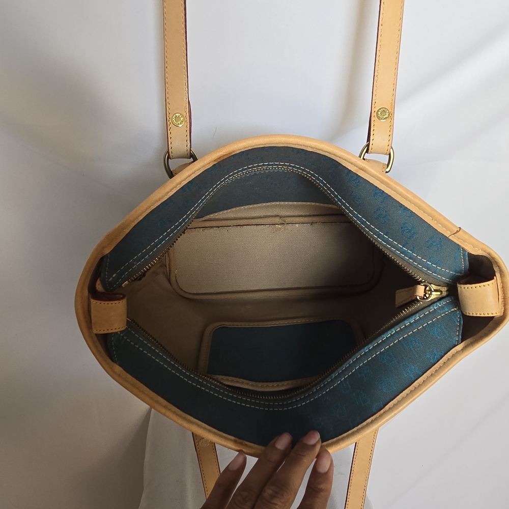 Dooney and Bourke medium size tote - Picture 8 of 9